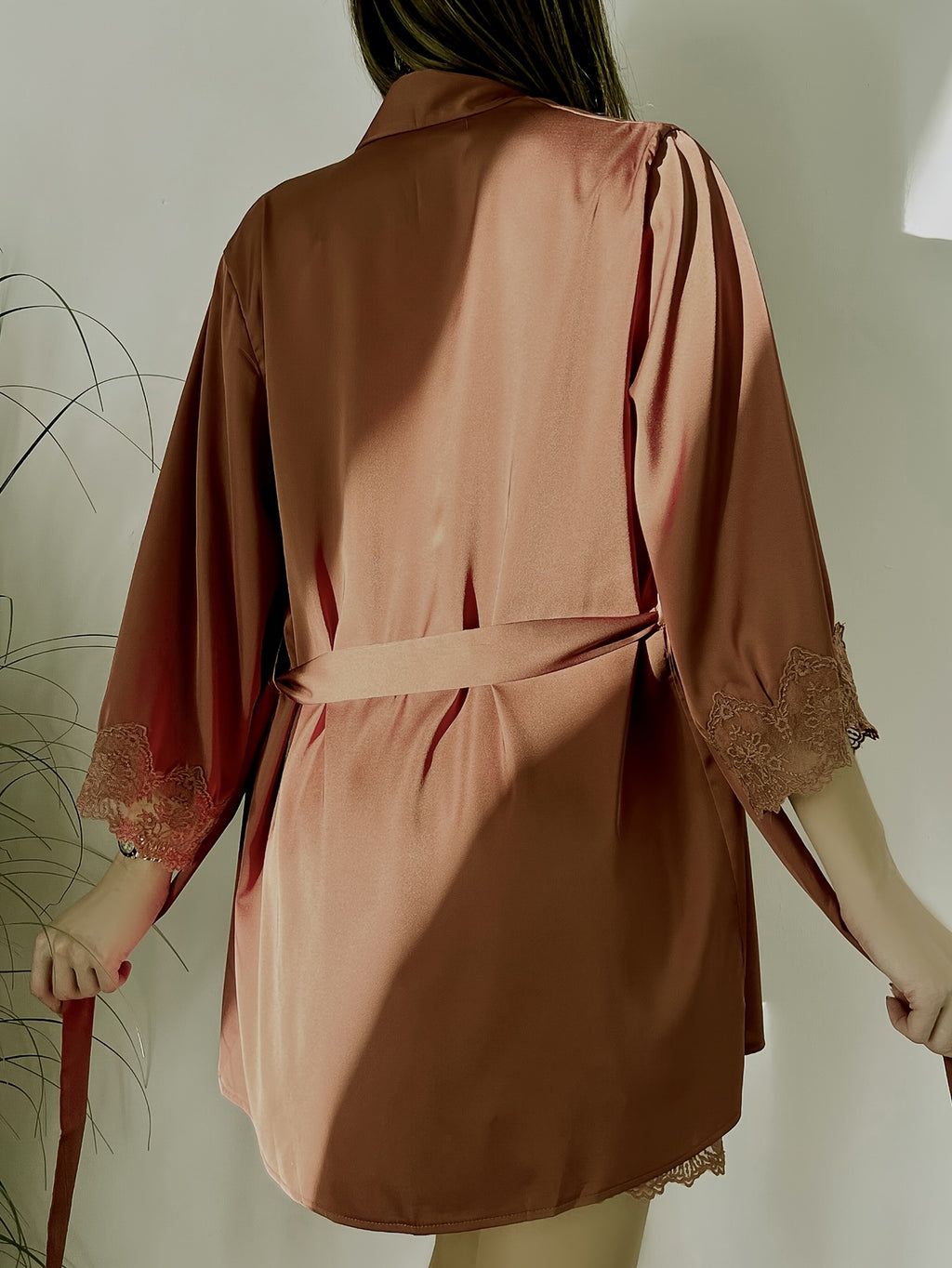 Conjunto de pijama elegante de renda e cetim - camisola com decote em V e manga comprida