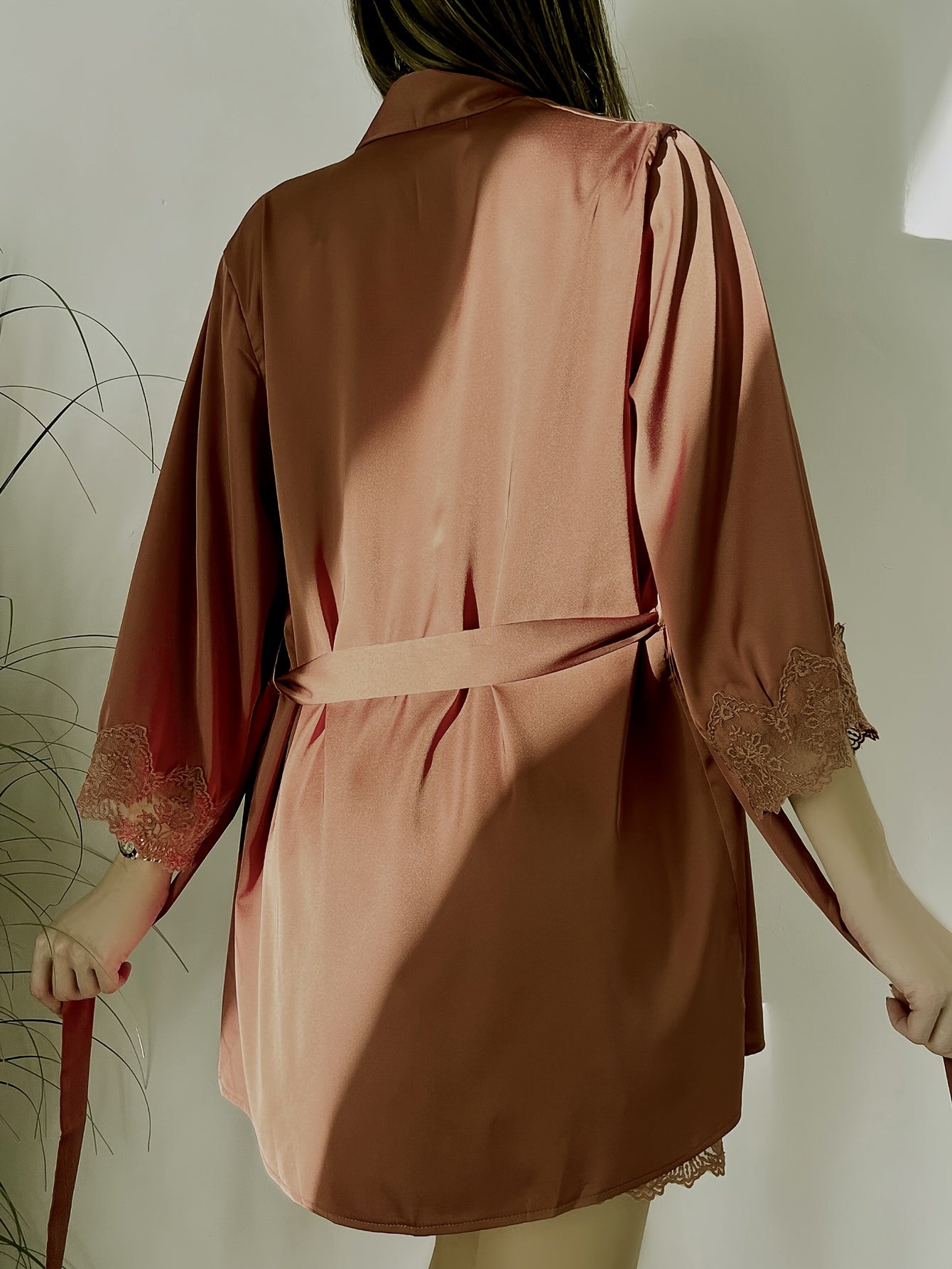 Conjunto de pijama elegante de renda e cetim - camisola com decote em V e manga comprida